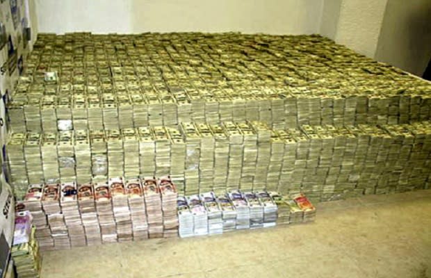 Dinero incautado de una de las muchas redadas contra el narcotráfico y el blanqueo (imagen vía Wikimedia commons)