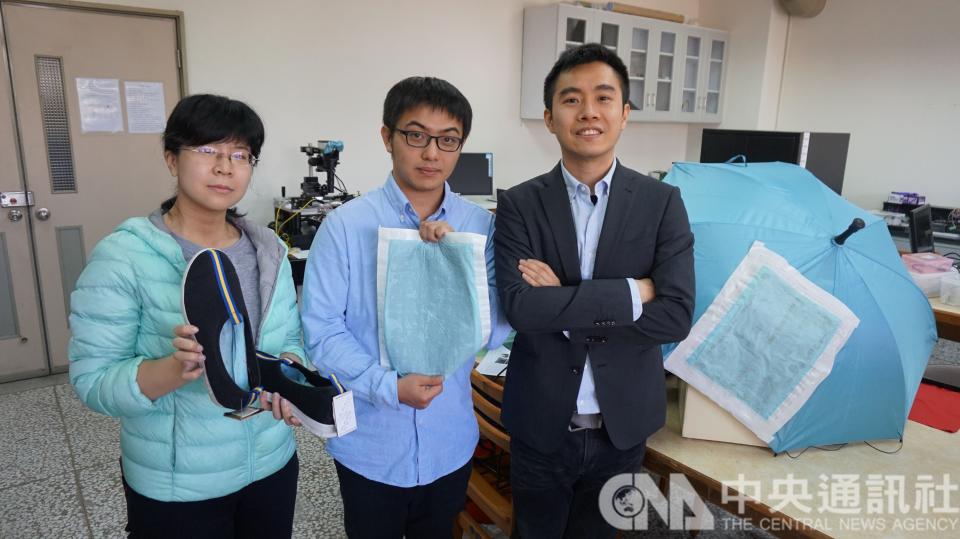 中興大學材料科學與工程學系助理教授賴盈至(右)與研究生蕭勇麒(中)、吳幸玫(左)研發奈米防水發電布料，可擷取生活中因摩擦起電而產生的靜電。(中央社)