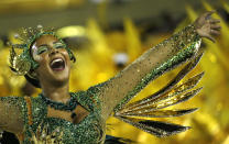 <p>Eine Karnevalsartistin der Império Serrano Samba School nimmt an den Karnevalsfeierlichkeiten im Sambódromo in Rio de Janeiro teil. (Bild: AP Photo/Silvia Izquierdo) </p>