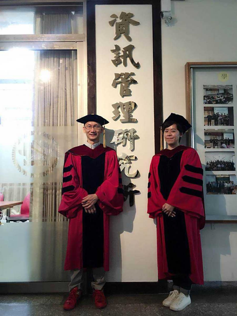 江惠儀（右）順利從交大博士班畢業，與恩師林妙聰教授合影。（圖／江惠儀提供）