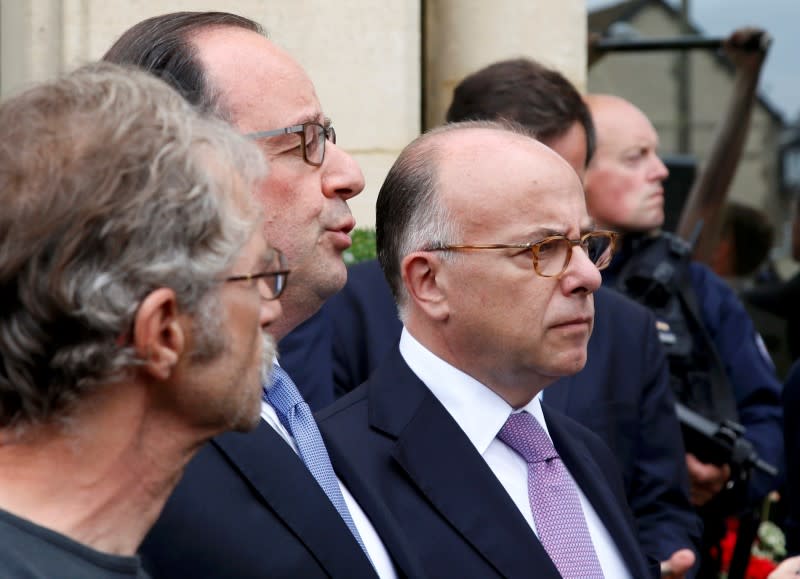 François Hollande a condamné "l'ignoble attentat terroriste" perpétré mardi dans une église de Saint-Etienne-du-Rouvray (Seine-Maritime), en précisant que ses deux auteurs s'étaient réclamés de l'Etat islamique. /Photoi prise le 26 juillet 2016/REUTERS/Pascal Rossignol