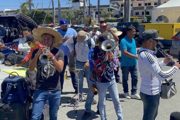 Músicos de banda en manifestación en las calles de Mazatlán.