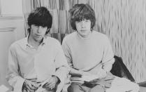 Mick Jagger (rechts) und Keith Richards lernten sich bereits als Schuljungen kennen. Früh teilten beide eine Blues-Begeisterung, was sie schließlich zum gemeinsamen Musizieren veranlasste. (Bild: Keystone Features/Hulton Archive/Getty Images)