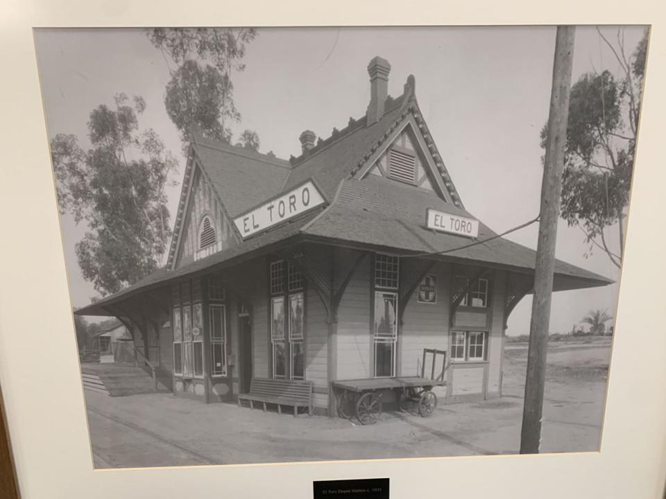 城市歷史圖片地標建築物上標有El Toro。（記者啟鉻／攝影）