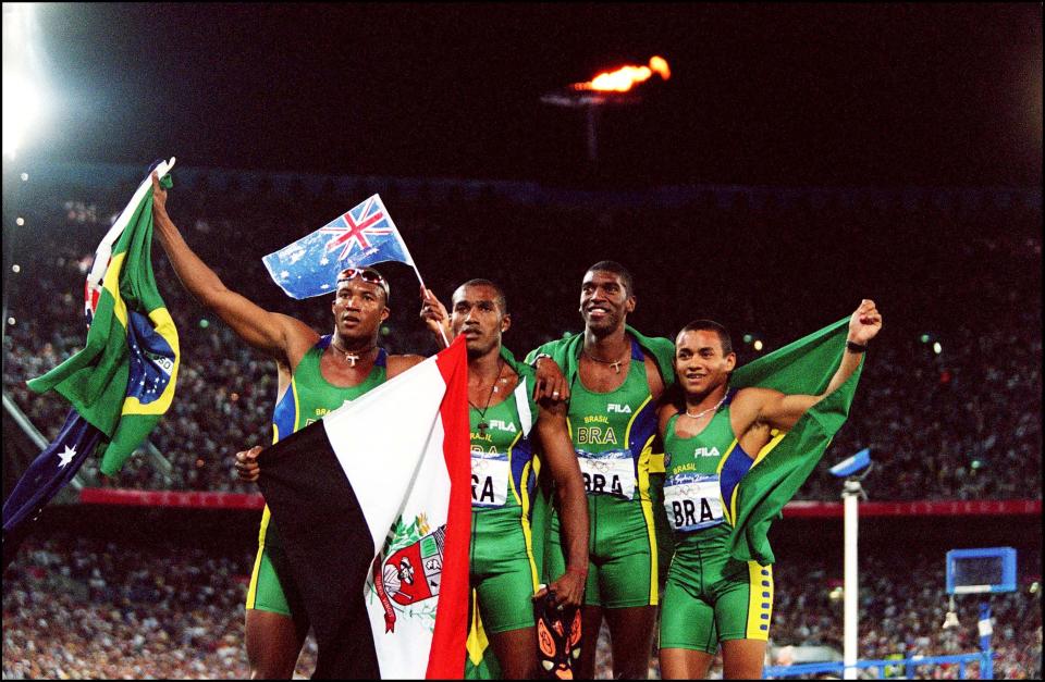 Equipe brasileira comemora a medalha nas Olimpíadas de 2000 (Foto: JO SYDNEY 2000/Gamma-Rapho via Getty Images)