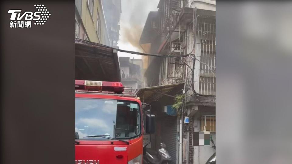 現場不斷地竄出濃煙，警消立即射水灌救。（圖／TVBS）