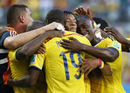 Colombia's Juan Cuadrado (C) celebrates with teammates after scoring a penalty goal against Japan during their 2014 World Cup Group C soccer match at the Pantanal arena in Cuiaba June 24, 2014. REUTERS/Jorge Silva (BRAZIL - Tags: SOCCER SPORT WORLD CUP)