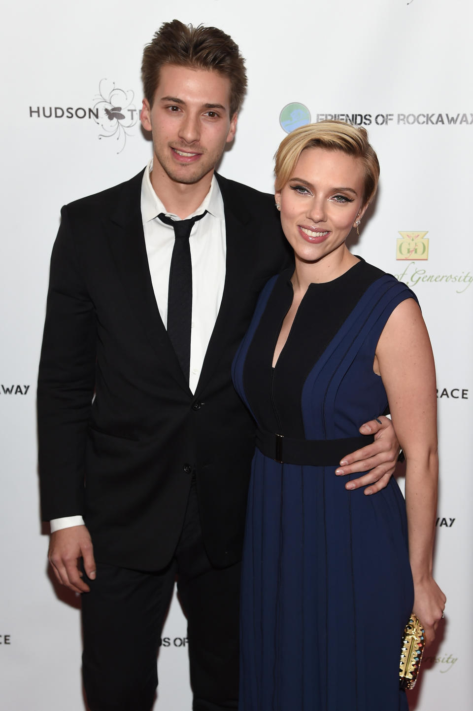 Schauspielerin Scarlett Johansson ist zwar drei Minuten älter als ihr Zwillingsbruder, dafür ist er einen Kopf größer als sie. Das gute Aussahen haben beide dann wieder gemeinsam. Hunter Johansson ist im Gegensatz zu seiner Schwester nicht auf den großen Bühnen, sondern auf dem politischen Parkett Zuhause: 2008 arbeitete er an der Kampagne und Wiederwahl von Präsident Barack Obama mit. (Bild-Copyright: Getty Images)