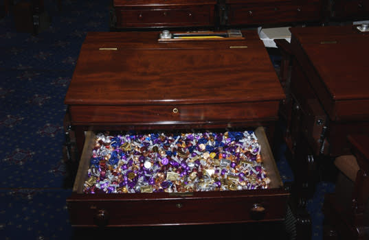 Der legendäre "Candy Desk" der Republikaner im Senat (Bild: U.S. Senate)