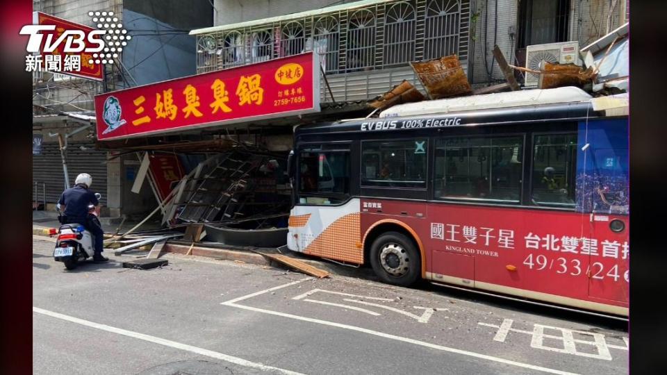 公車不明原因擦撞民宅屋簷，造成2人受傷送醫。（圖／TVBS）