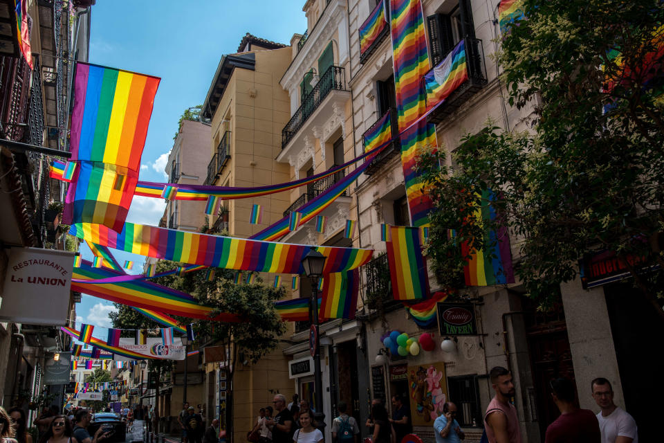 Las banderas arcoíris decoran las fachadas del madrileño barrio de Chueca. (Photo by Marcos del Mazo/LightRocket via Getty Images)