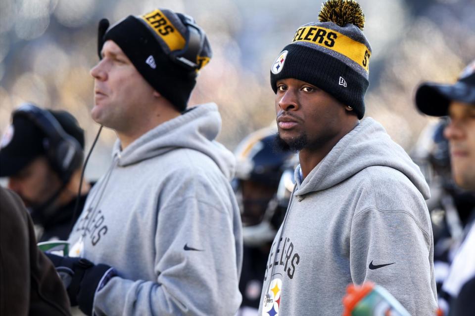 Pittsburgh Steelers running back Le'Veon Bell , right, and quarterback Ben Roethlisberger could sit out Week 17. (AP)