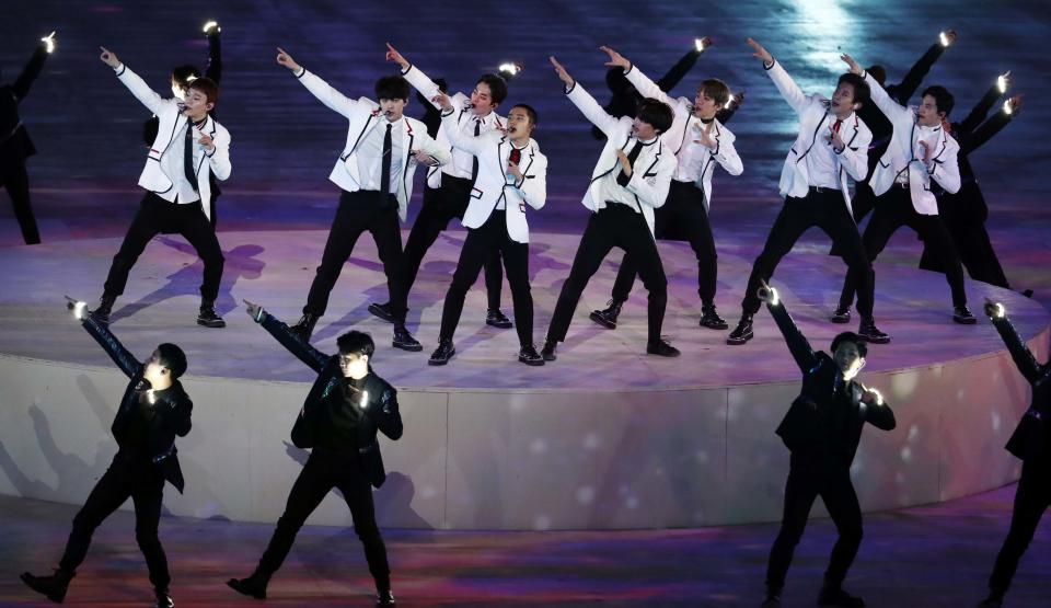 <p>Exo band performs during the closing ceremony. REUTERS/Damir Sagolj </p>