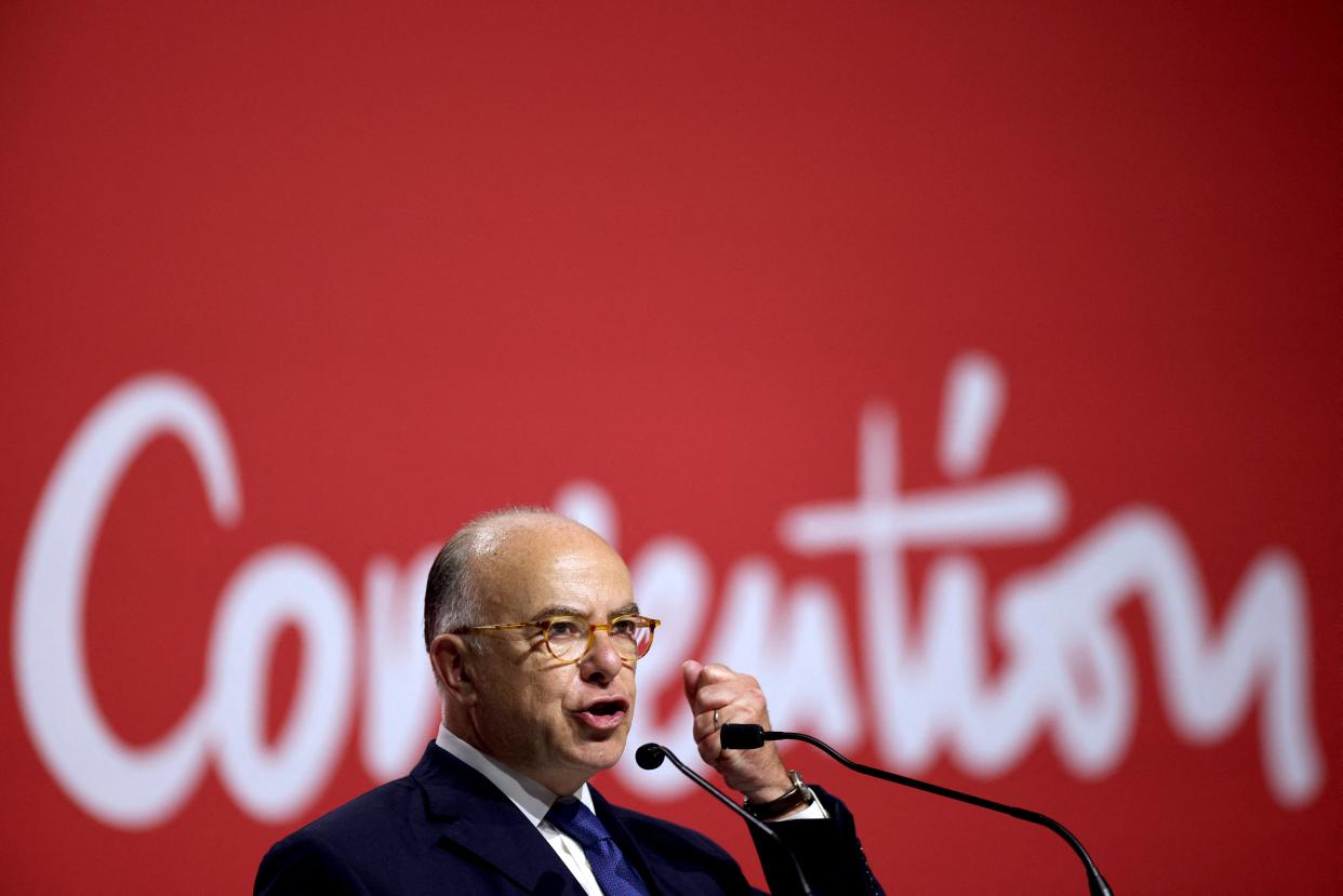 L’ancien Premier ministre Bernard Cazeneuve lors de son discours au lancement de son parti "La Convention" à Créteil.