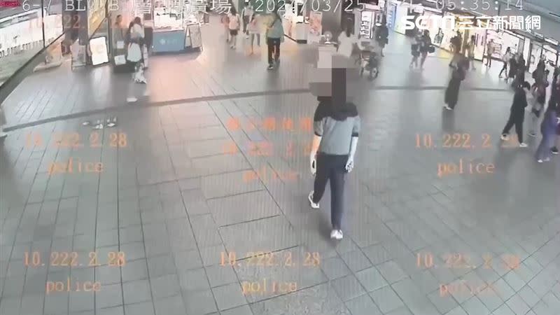 本月25日男子又在捷運台北站B1商店街持辣椒水從身後噴灑。（圖／翻攝畫面）