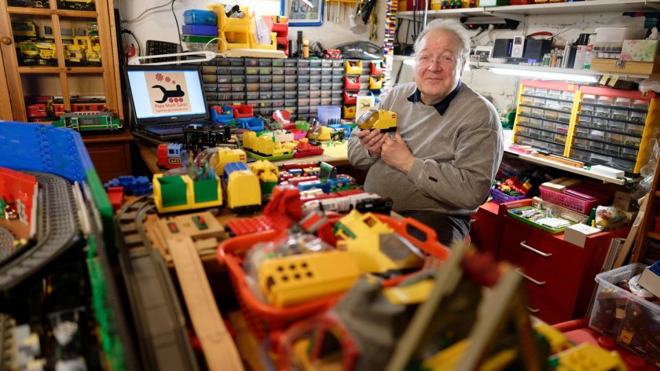 Hans-Joachim Simon, Begründer der der Reparaturwerkstatt "Papa macht ganz", in seinem Arbeitsraum.