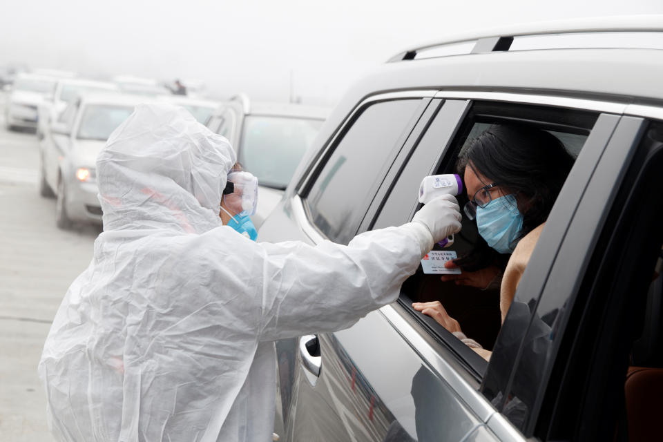 Checkpoint vor Yueyang: Hier wird jeder Durchreisende auf Symptome der Lungenkrankheit Covid-19 untersucht. (Bild: Reuters/Thomas Peter)