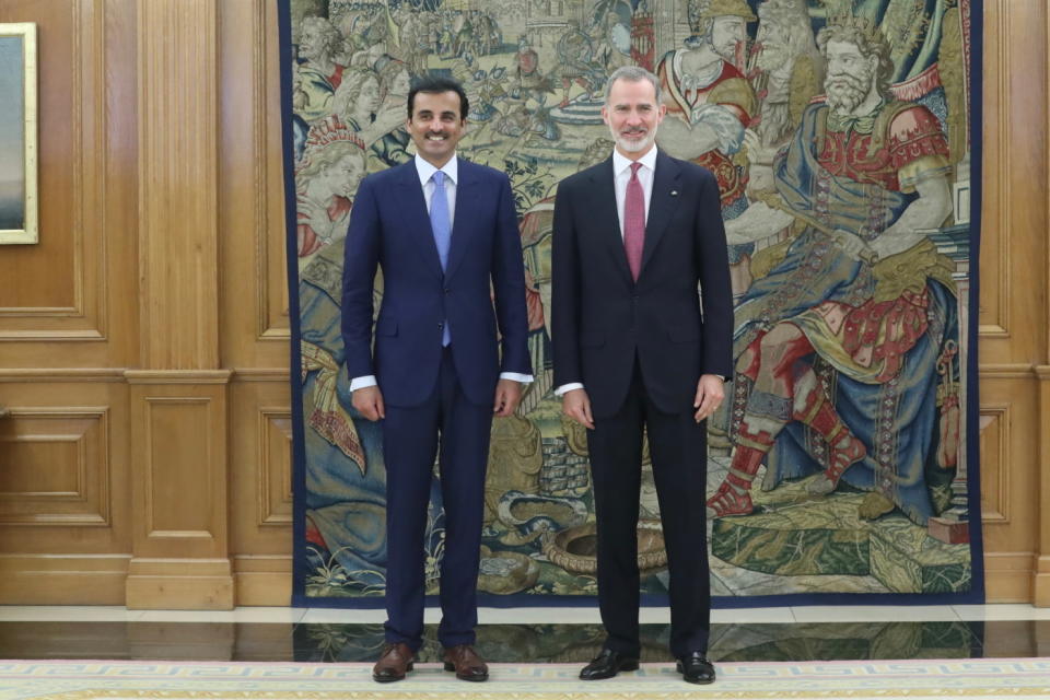 Wl emir de Qatar, Tamim bin Hamad al Thani, con el rey Felipe VI durante su visita oficial a España. (Foto: Royal Palace of Spain / Anadolu Agency / Getty Images).