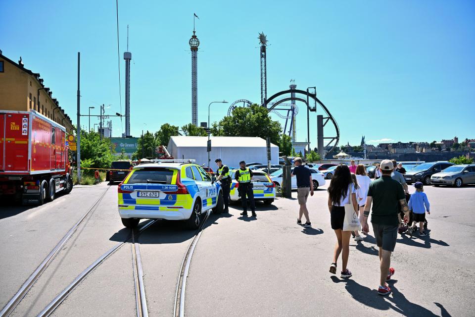 出軌事故發生後，警消立即派出救護車、消防車和直升機到場支援。（AFP）