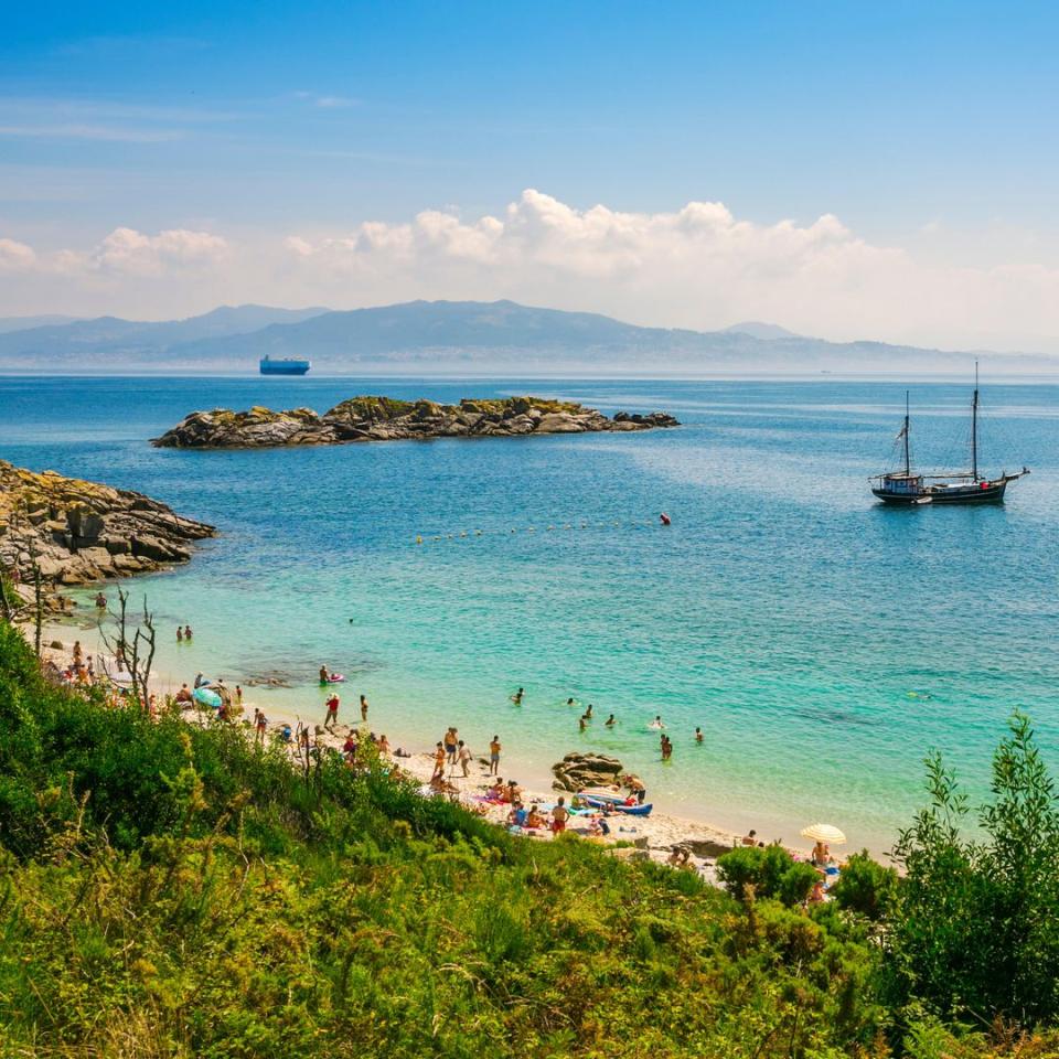 Veleros frente a la playa de las islas Cíes, en Pontevedra