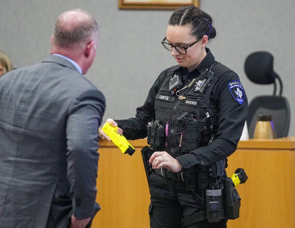 Defense attorney Doug O'Connell questions Rachael Carter Lentez of the Williamson County sheriff's office last week during the manslaughter trial of two former deputies.