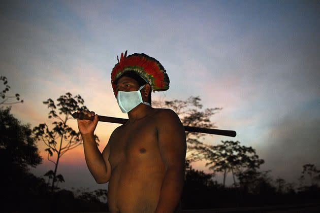 <p>Les Kayapo ont bloqué la BR-163, principale artère d'acheminement des récoltes du fertile centre-ouest du Brésil vers les ports fluviaux de l'Amazonie, exigeant davantage d'aide des autorités brésiliennes contre le coronavirus et l'arrêt des feux dans l'Amazonie. </p>