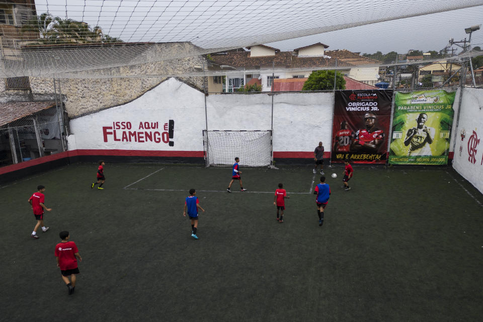 Un grupo de chicos juega al fútbol en la escuela del Flamengo en Sao Goncalo, donde entrenó Vinícius Júnior, el lunes 7 de noviembre de 2022 (AP Foto/Bruna Prado)