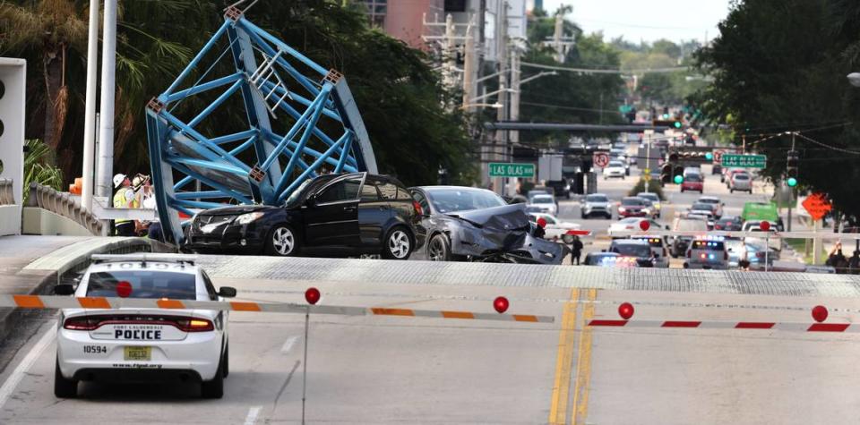 Un trabajador de la construcción murió y dos personas fueron trasladadas al hospital después de que una parte de una grúa cayera sobre el puente de Southeast Third Avenue sobre el New River, en el downtown de Fort Lauderdale, el jueves 4 de abril de 2024 por la tarde. (Carline Jean/South Florida Sun Sentinel)