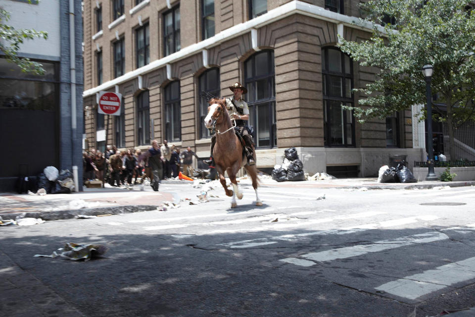 “The Walking Dead“-Held Rick Grimes flieht in der TV-Serie vor Untoten. (Bild: ddp)