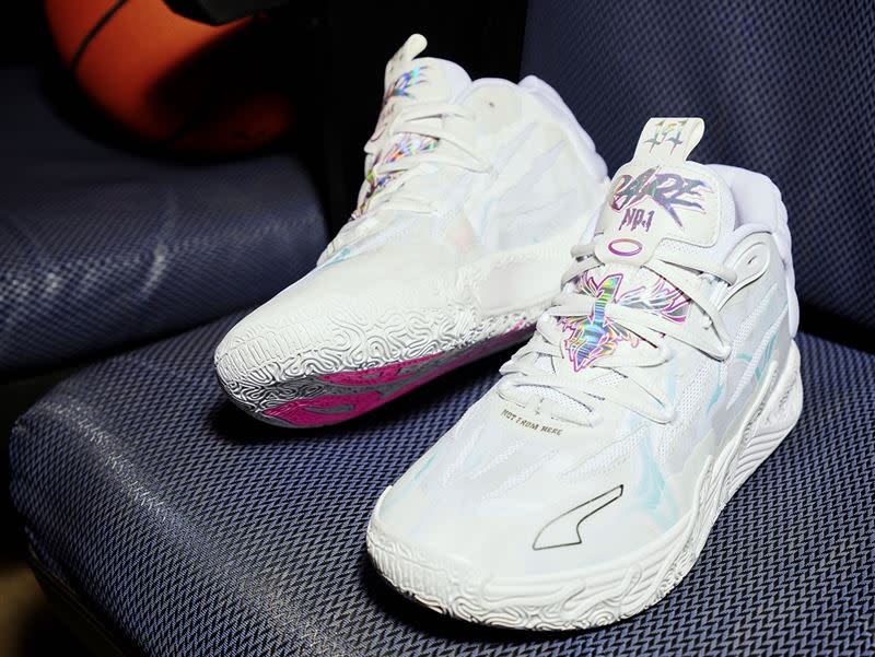 LaMelo Ball第三代實戰簽名籃球鞋PUMA MB.03 Iridescent霓虹炫彩3月30日耀眼登台。（圖／品牌業者提供）