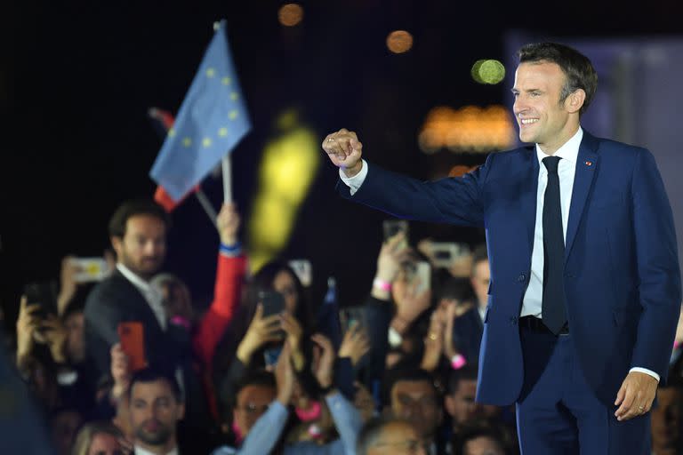 El presidente francés y candidato del partido La Republique en Marche (LREM) a la reelección, Emmanuel Macron, celebra tras su victoria en las elecciones presidenciales de Francia, en el Campo de Marte de París, el 24 de abril de 2022.