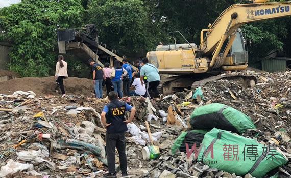 （觀傳媒雲林新聞）【記者蘇榮泉／雲林報導】雲林地方檢察署檢察官莊珂惠接獲雲林縣警察局北港分局移送案件，涉嫌違反廢棄物清理法，認有擴大偵辦之必要，即指揮北港分局、臺西分局、刑事警察大隊、環境部環境管理署中區環境管理中心、環保局、農業處、水利處及地政事務所等單位積極溯源，雲林縣共計13鄉鎮，超過25筆土地，遭傾倒、回填內容包含有大小廢磚屑、廢磁磚、廢水泥塊，甚至廢鋼筋之營建廢棄物，多達上百車次，使雲林縣過半鄉鎮之農地、魚塭遭回填營建廢棄物，共查獲57人，日前均已提起公訴。