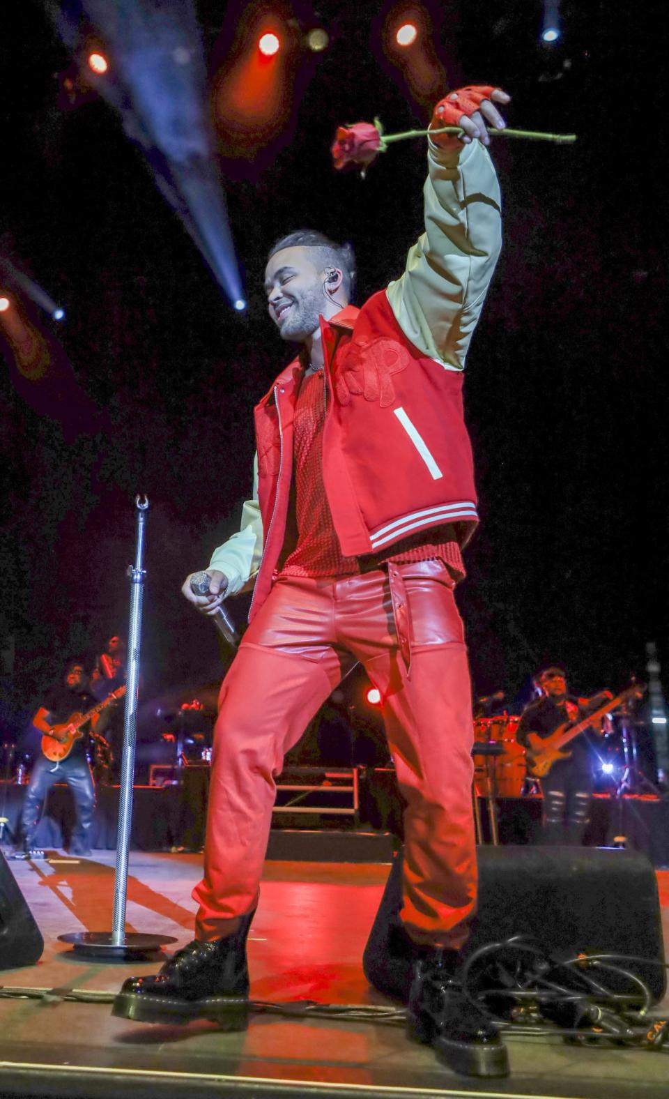 <p>El cantante de 33 años encendió a sus fans con sus canciones y su <em>outfit</em> rojo durante su actuación en el Coca Cola Music Hall de San Juan, Puerto Rico.</p>