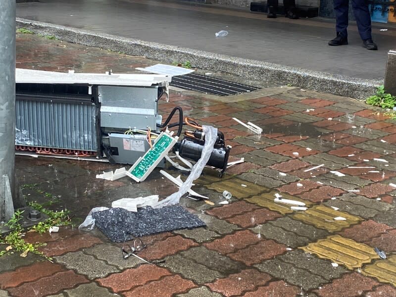 板橋驚傳冷氣施工掉落意外，21歲女大生遭砸中不治身亡。（圖／中央社）