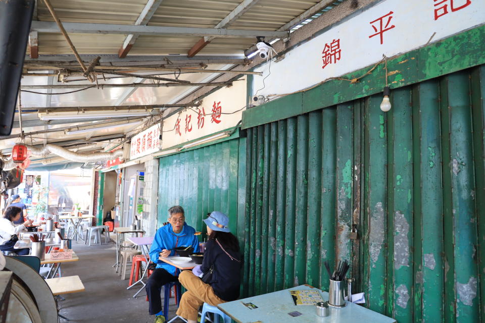 錦田街市暨熟食小販市場甚有昔日排檔風味，而且有三四間可以選擇。