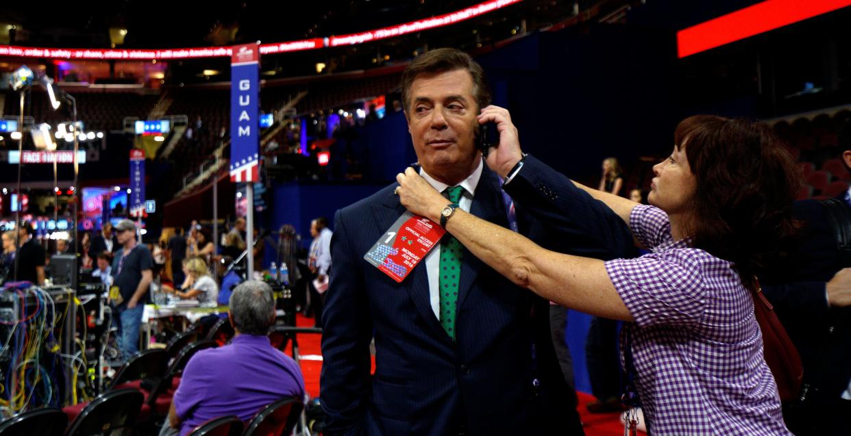 Kathleen Manafort tries to put a credential on her husband, Paul Manafort, at the Republican National Convention in Cleveland, July 17, 2016.&nbsp; (Photo: Rick Wilking / Reuters)