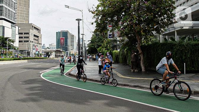 Sejumlah warga bersepeda di Bundaran HI, Jakarta, Minggu (2/1/2022). Meski hari bebas kendaraan bermotor atau car free day (CFD) ditiadakan, masih banyak warga yang beraktivitas di kawasan Sudirman-Thamrin. (Liputan6.com/Faizal Fanani)