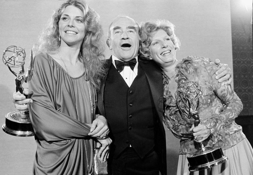 ARCHIVO - En esta foto del 17 de septiembre de 1978, Lindsay Wagner, Ed Asner y Nancy Marchand, de izquierda a derecha, posan durante la ceremonia de los Premios Emmy en Pasadena, California. Asner murió el domingo 29 de agosto de 2021. Tenía 91 años. (AP Foto, Archivo)