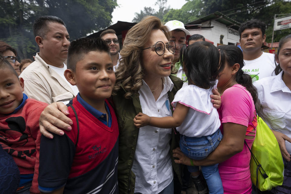 Sandra Torres, candidata presidencial del partido Unidad Nacional de la Esperanza, asiste a un mitin de campaña en Amatitlán, Guatemala, el domingo 14 de mayo de 2023. (AP Foto/Moisés Castillo)