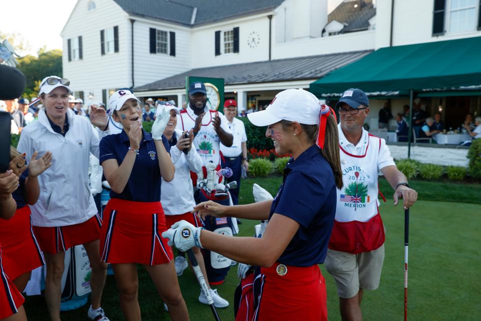 USA team members Rachel Heck, left, laughs with Rachel Kuehn, right, on the first tee before the start of the Four-Ball Matches at the 2022 Curtis Cup at Merion Golf Club in Ardmore, Pa. on Friday, June 10, 2022. (Chris Keane/USGA)