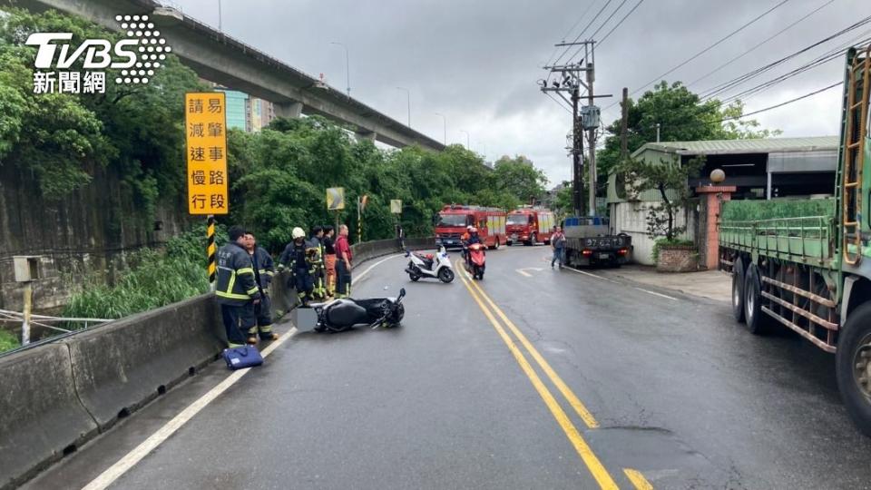 機車自撞後騎士墜溝，搶救無效身亡。（圖／TVBS）