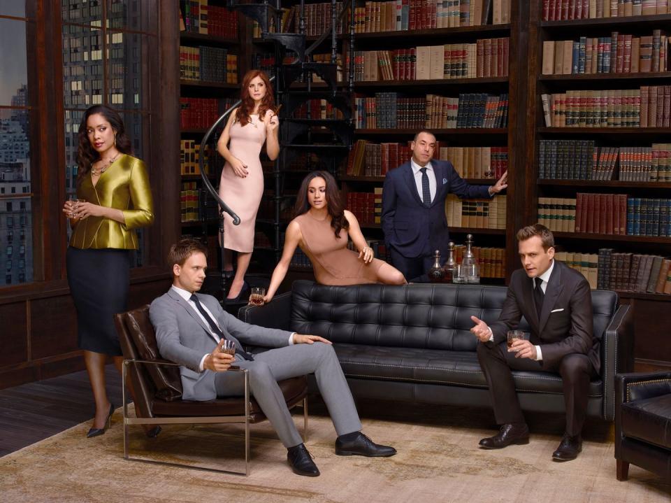 gina torres as jessica pearson, patrick j adams as michael ross, sarah rafferty as donna paulsen, meghan markle as rachel zane, rick hoffman as louis litt, gabriel macht as harvey specter, suits season 4 cast photo