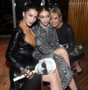 <p>Gigi und Bella Hadid feierten gemeinsam mit ihrer Mama Yolanda Hadid. (Bild: Rex) </p>