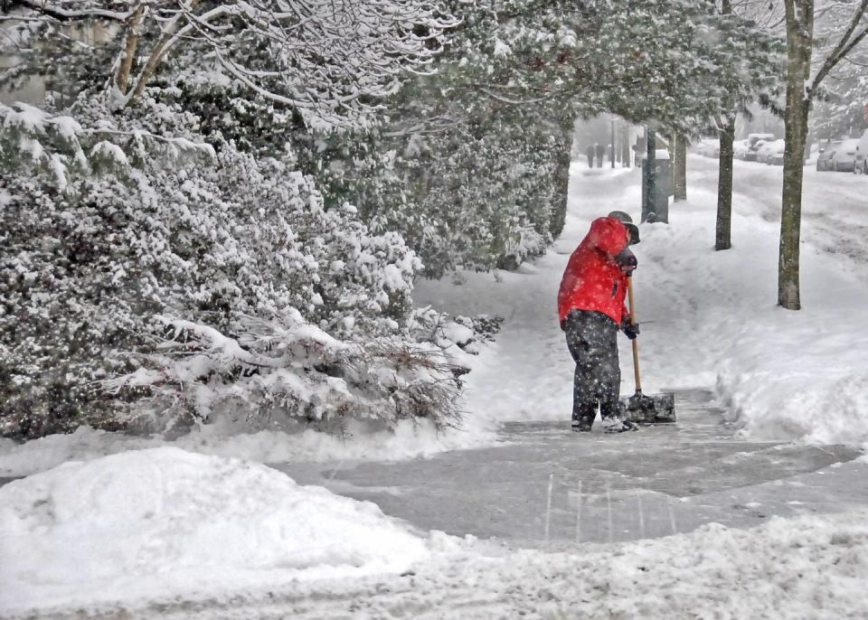 New York holds the record for most U.S. snowfall in an hour.