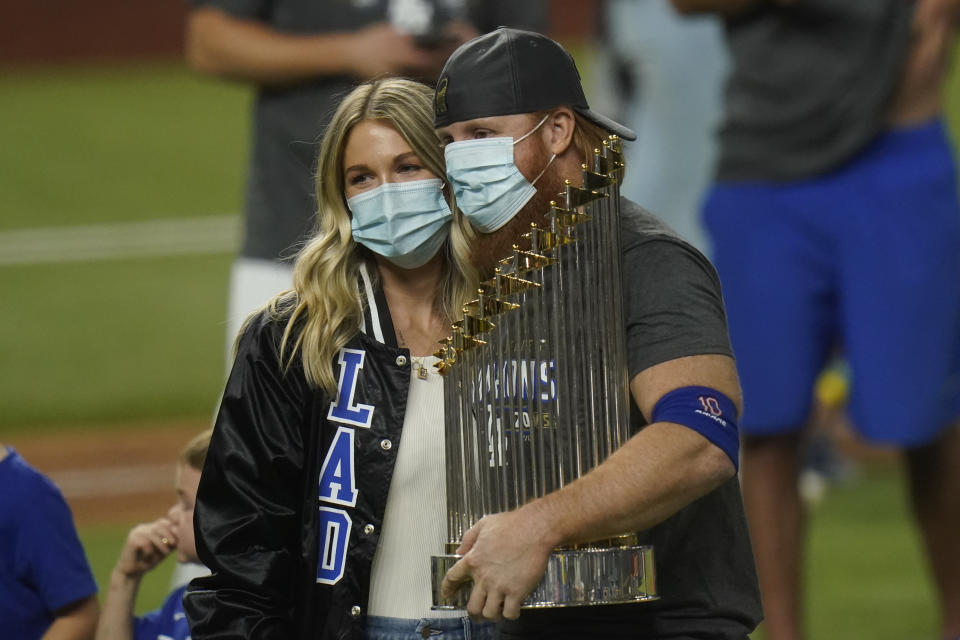 El tercera base Justin Turner de los Dodgers de Los Ángeles celebra con el trofeo de la Serie Mundial tras la victoria 3-1 a los Rays de Tampa Bay, el martes 27 de octubre de 2020, en Arlington, Texas. (AP Foto/Eric Gay)