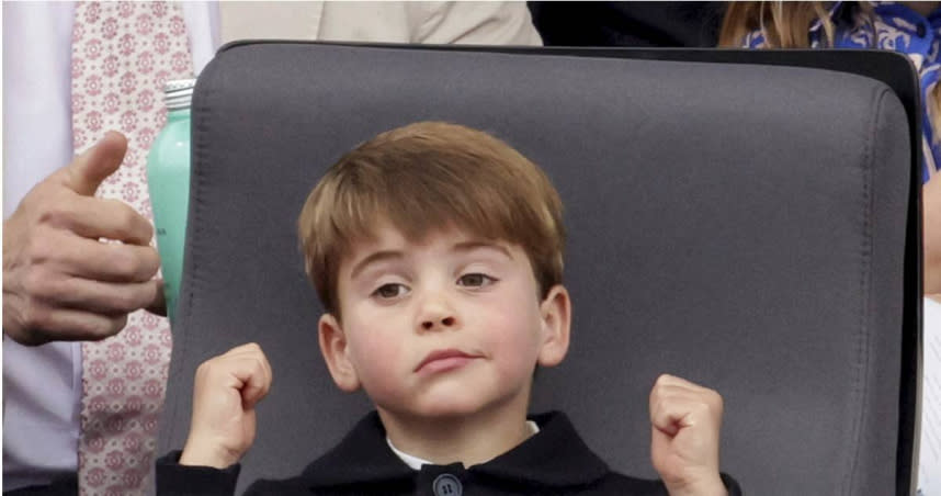英國4歲路易小王子5日觀看女王登基慶祝活動，又被拍到不少表情包照片，包括半舉雙拳，有氣無力狀似禮貌性加油。（圖／達志／美聯社，下同）