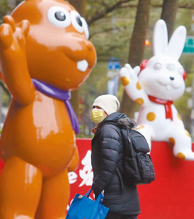 27、28日全台共有百餘人疑因天冷猝死。中央氣象局28日發布低溫特報，全台易有10度以下氣溫發生。圖為北市街頭民眾穿上保暖衣物禦寒。（趙雙傑攝）