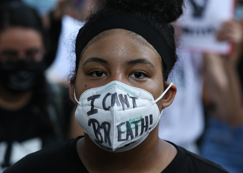 "I can't breathe" - eine Protestantin trägt eine Maske mit der Aufschrift am 2. Juni 2020. Foto: Yi-Chin Lee / Houston Chronicle via AP