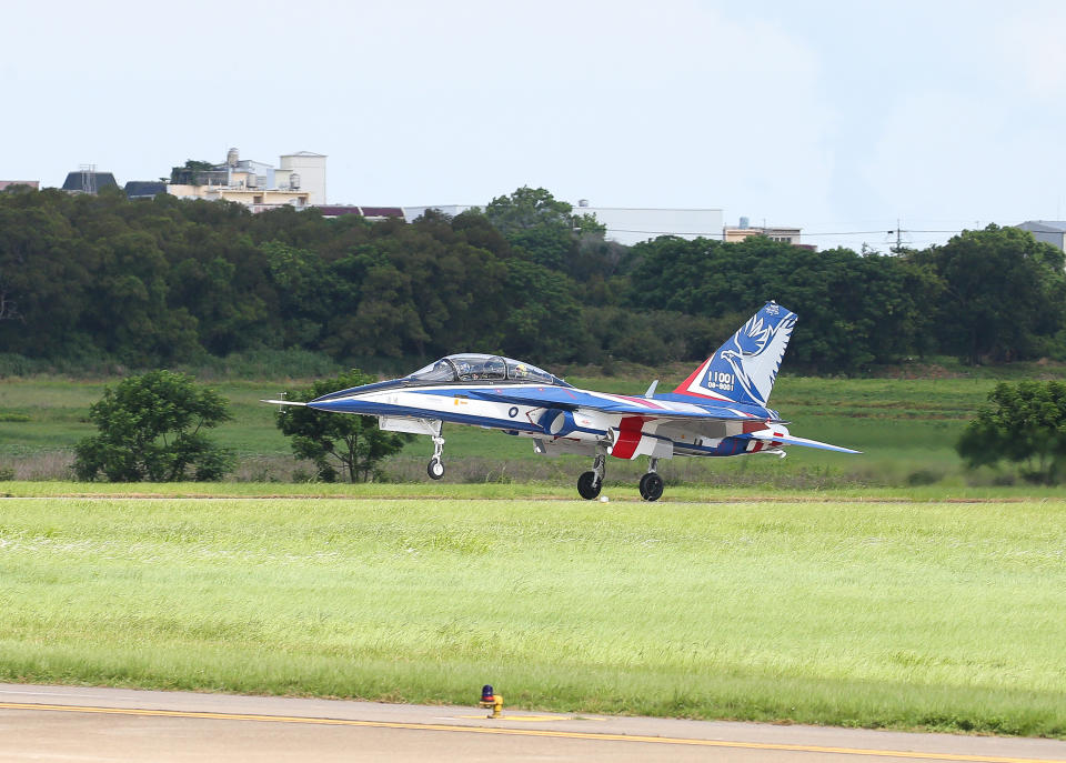 國機國造、首架勇鷹新式高教機今天在台中清泉崗機場正式首飛。