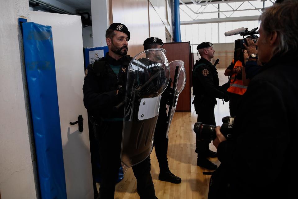 Police and gendarmerie crew intervene&nbsp;to stop&nbsp;voters in the Catalan independence referendum.